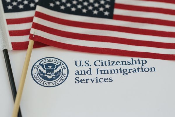 Разрешение на работу в США теперь автоматически продлевается на полтора года