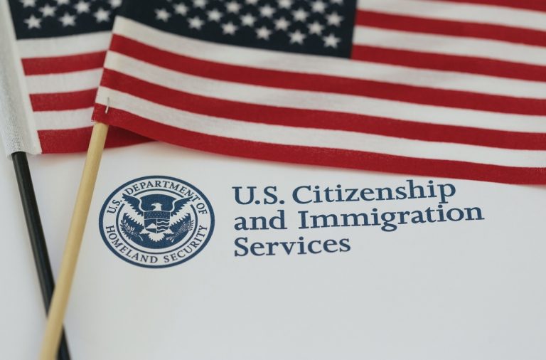 Теперь разрешение на работу в США автоматически продлевается на полтора года