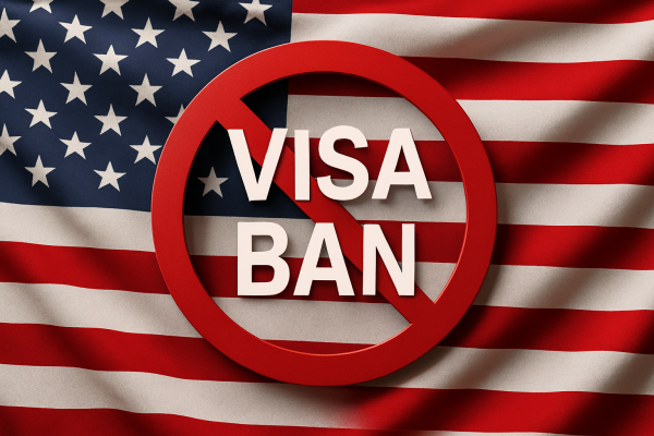 Иллюстрация к визовому запрету США 2025 года — надпись “VISA BAN” на фоне американского флага
